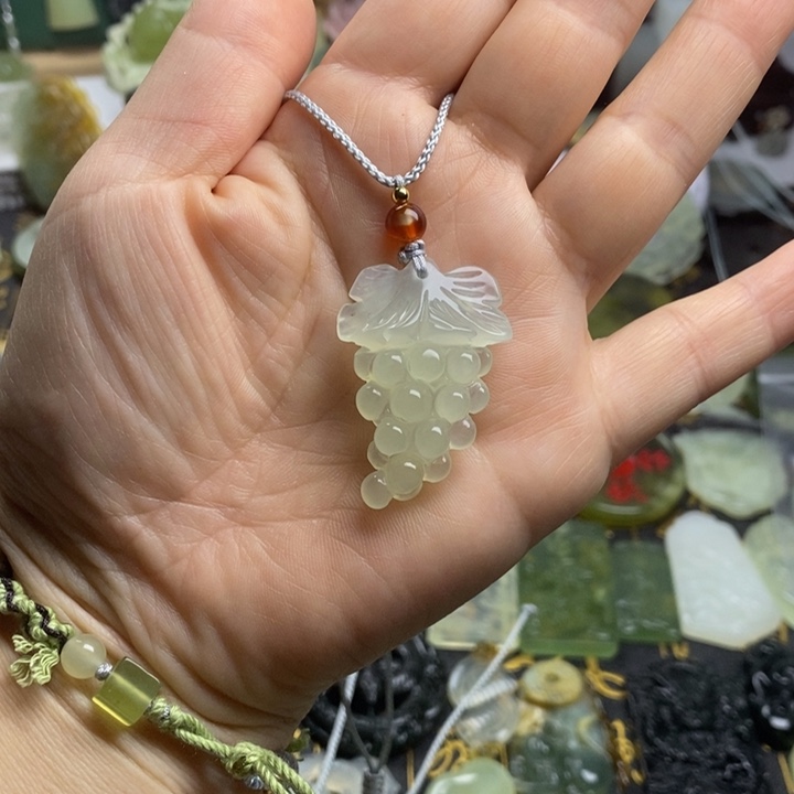 蛇纹石玉颈饰合金