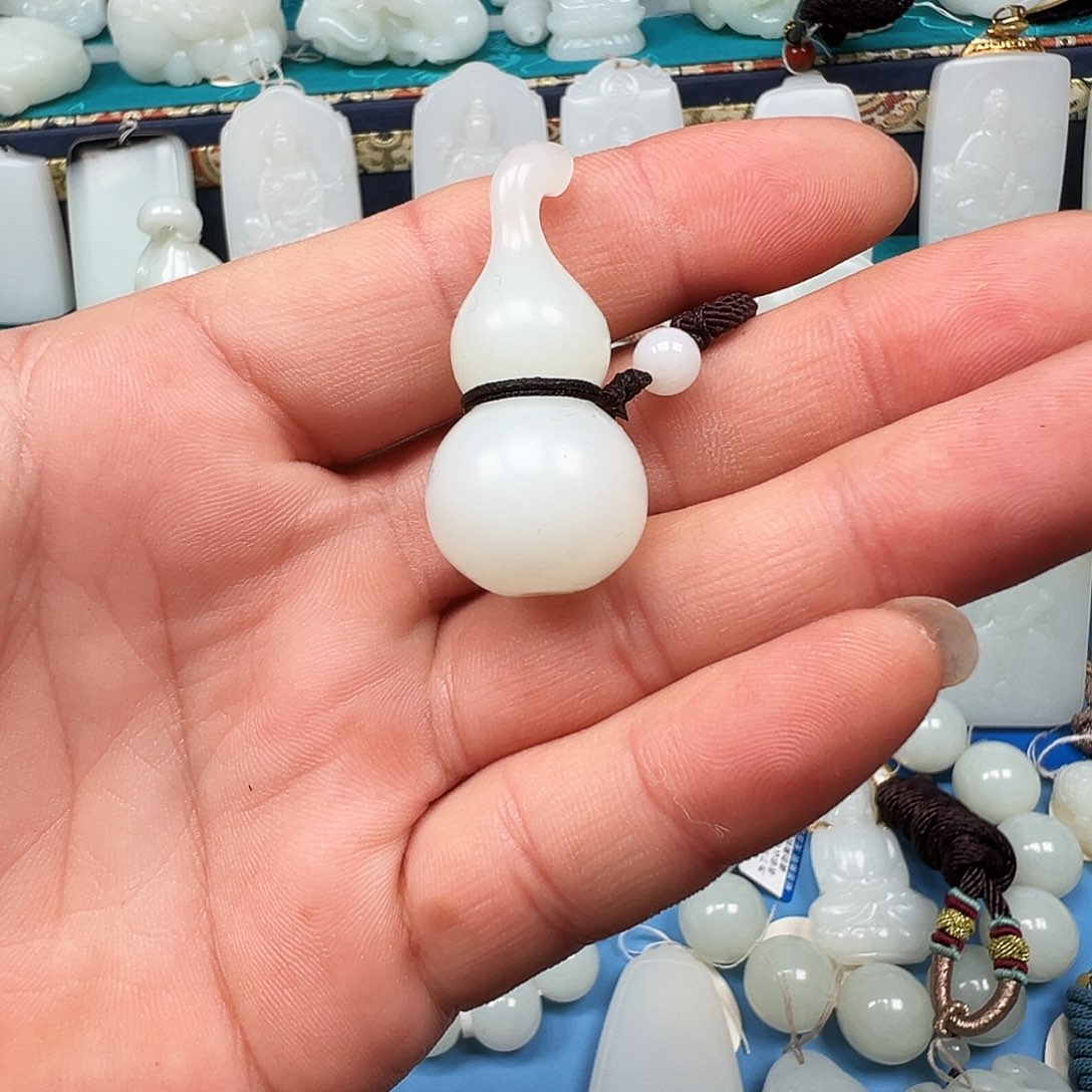 萧***業和田玉未镶嵌颈饰