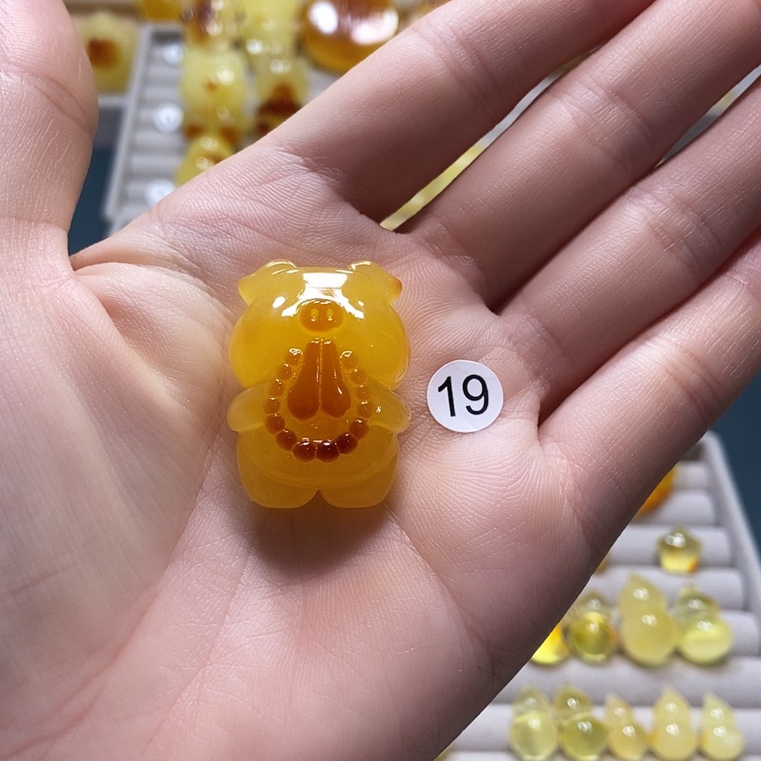 未镶嵌琥珀裸石，