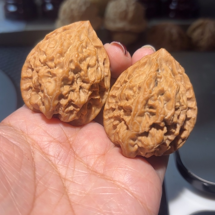 李***照文玩核桃把件37十三陵鸡心