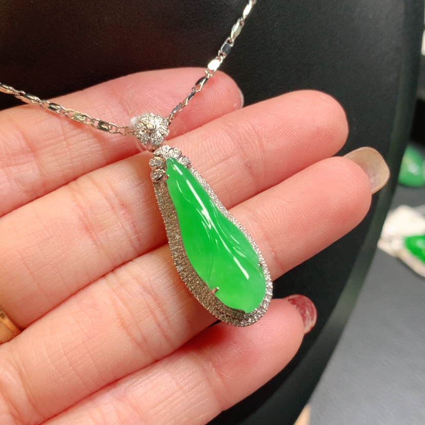 【闪购商品】翡翠吊坠(赠链)18K金镶嵌