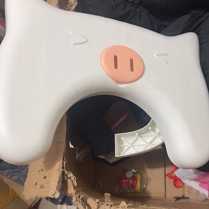 硅胶小猪凳子上的