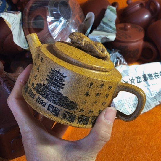 紫砂茶壶原矿泥料手工制作的紫砂壶。
