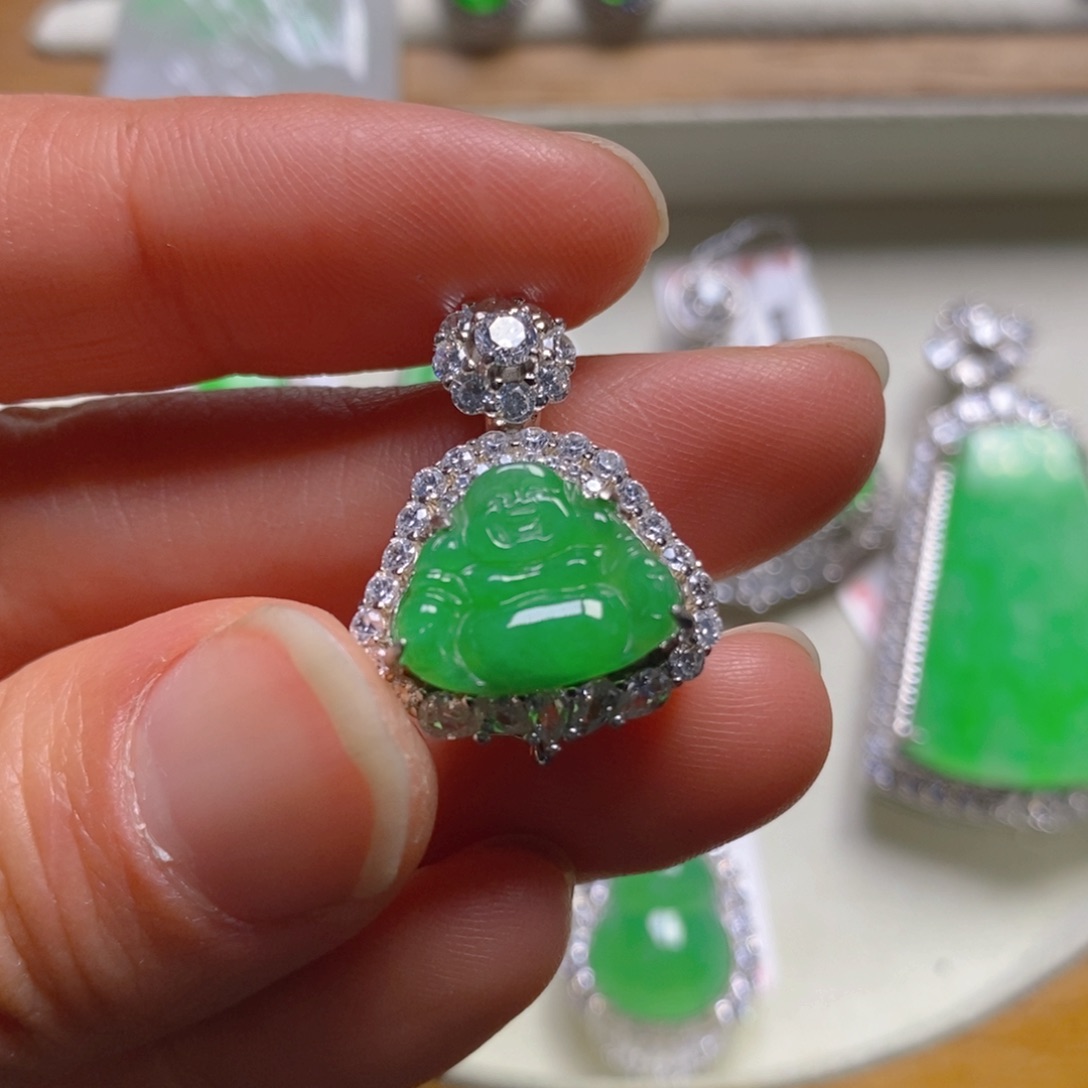 翡翠颈饰银S925镶嵌佛公吊坠
