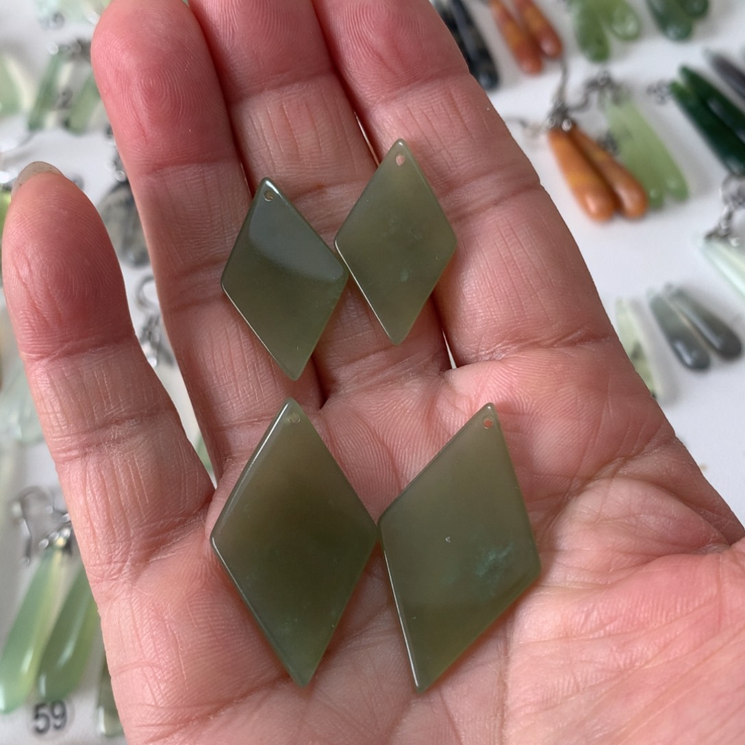 蛇纹石玉耳环未镶嵌