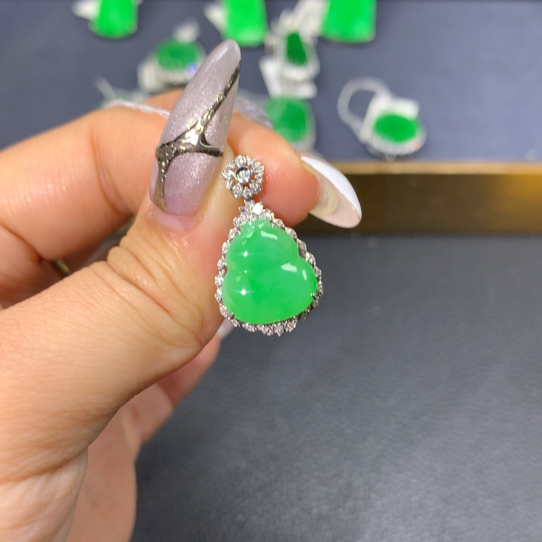 翡翠颈饰18K金镶嵌翡翠