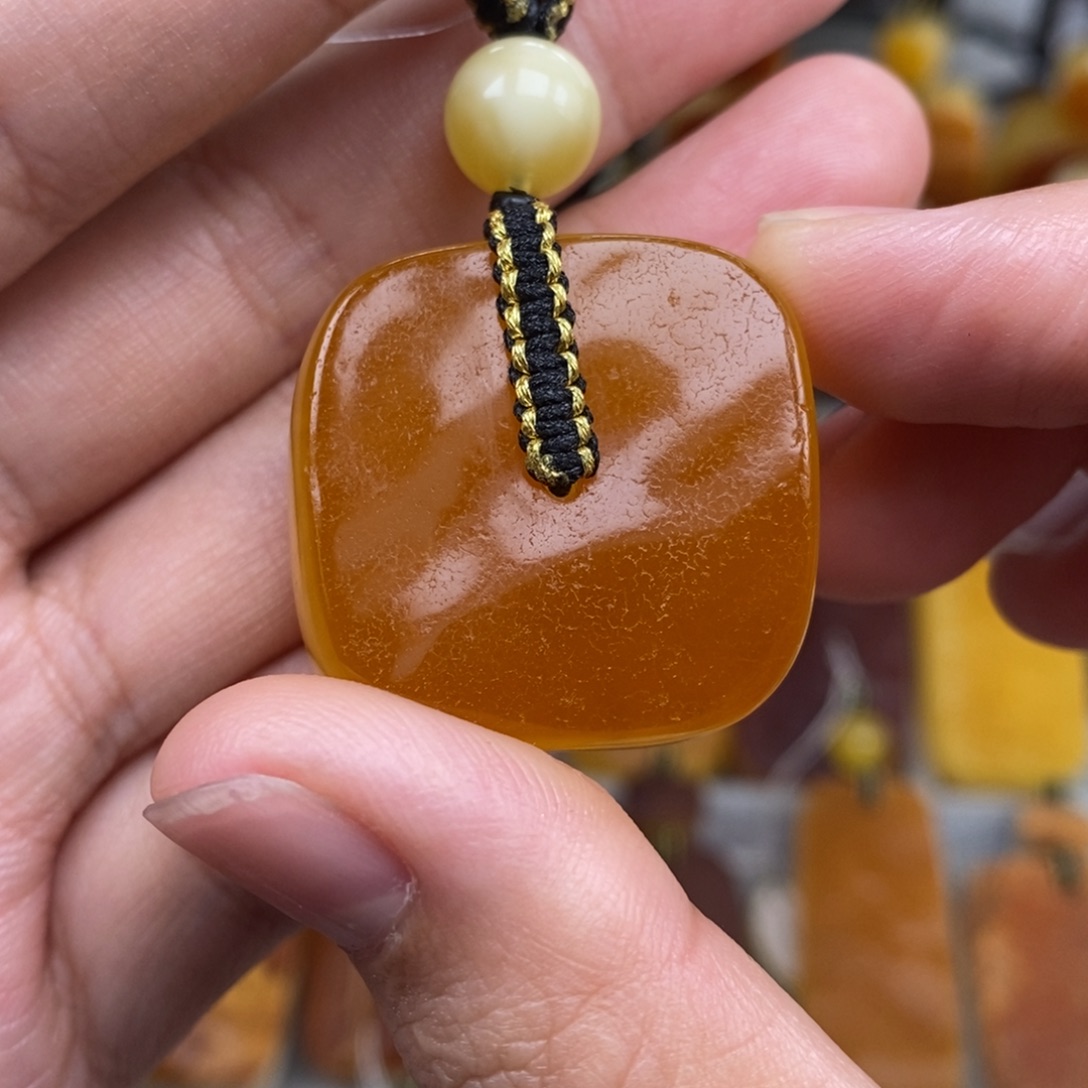 未镶嵌琥珀珠宝奇石