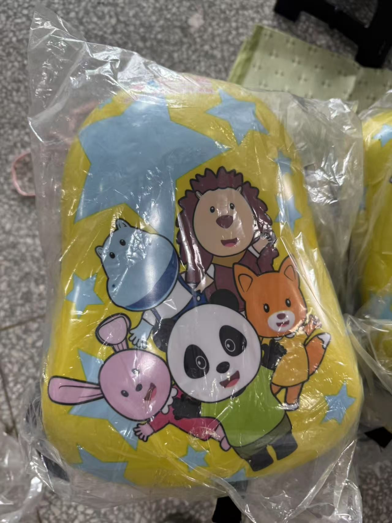 《兵哥外贸》3楼22×30黄色小动物小孩蛋壳背包 发1张 瑕疵款