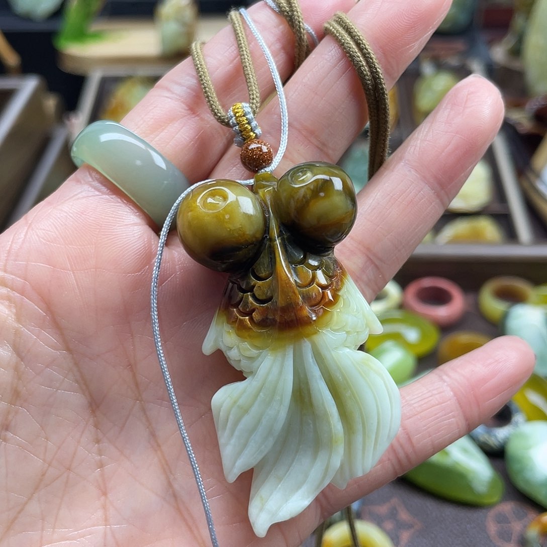 蛇纹石玉颈饰未镶嵌花玉俏色金鱼