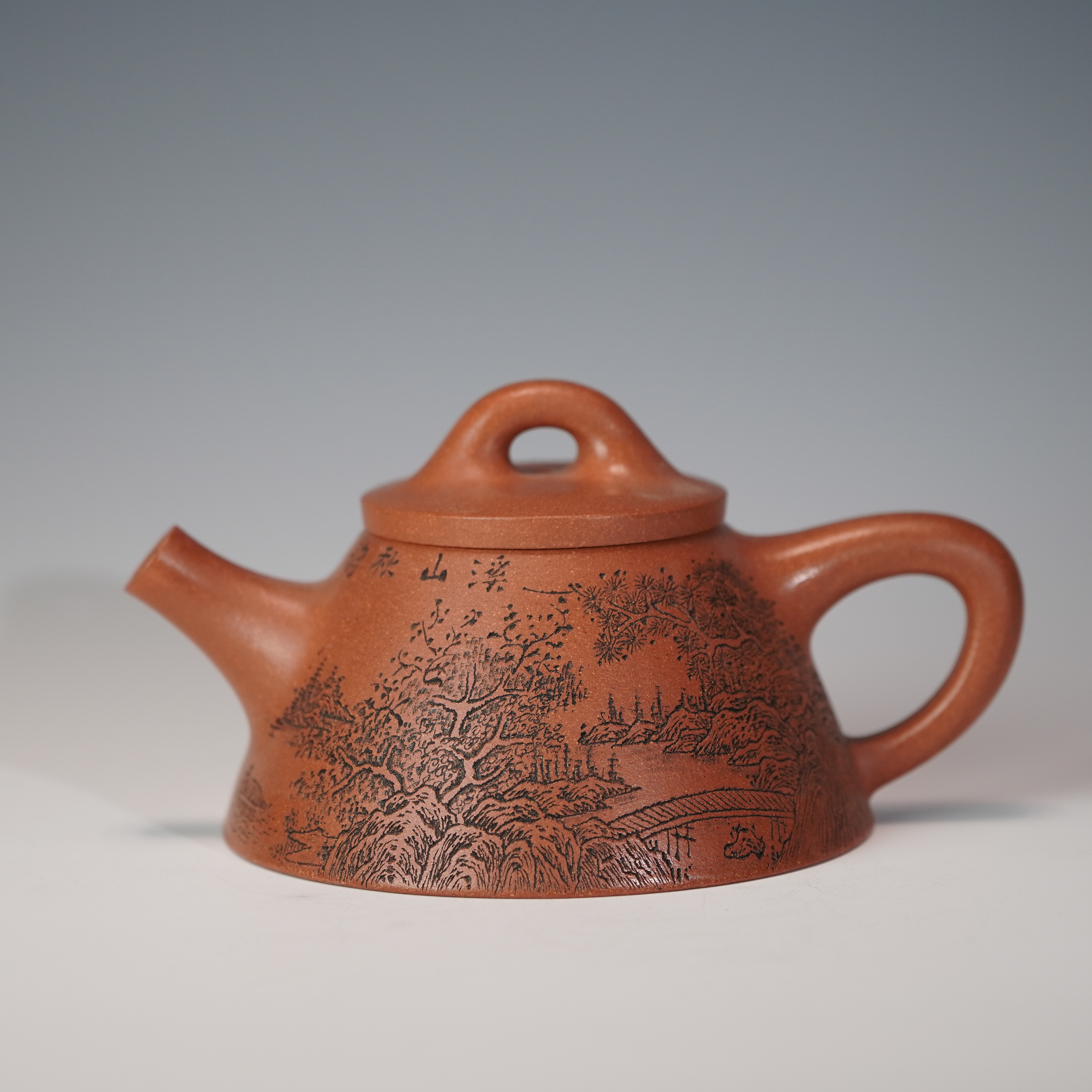 lot.21330 王强 玉成窑老段霸王瓢壶(山水）280cc