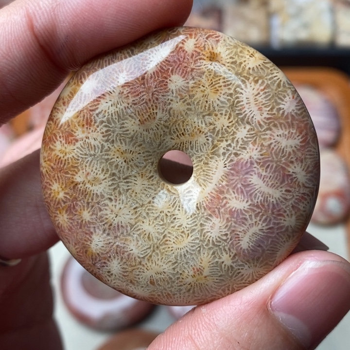 硅化玉颈饰足金镶嵌黄****蹊