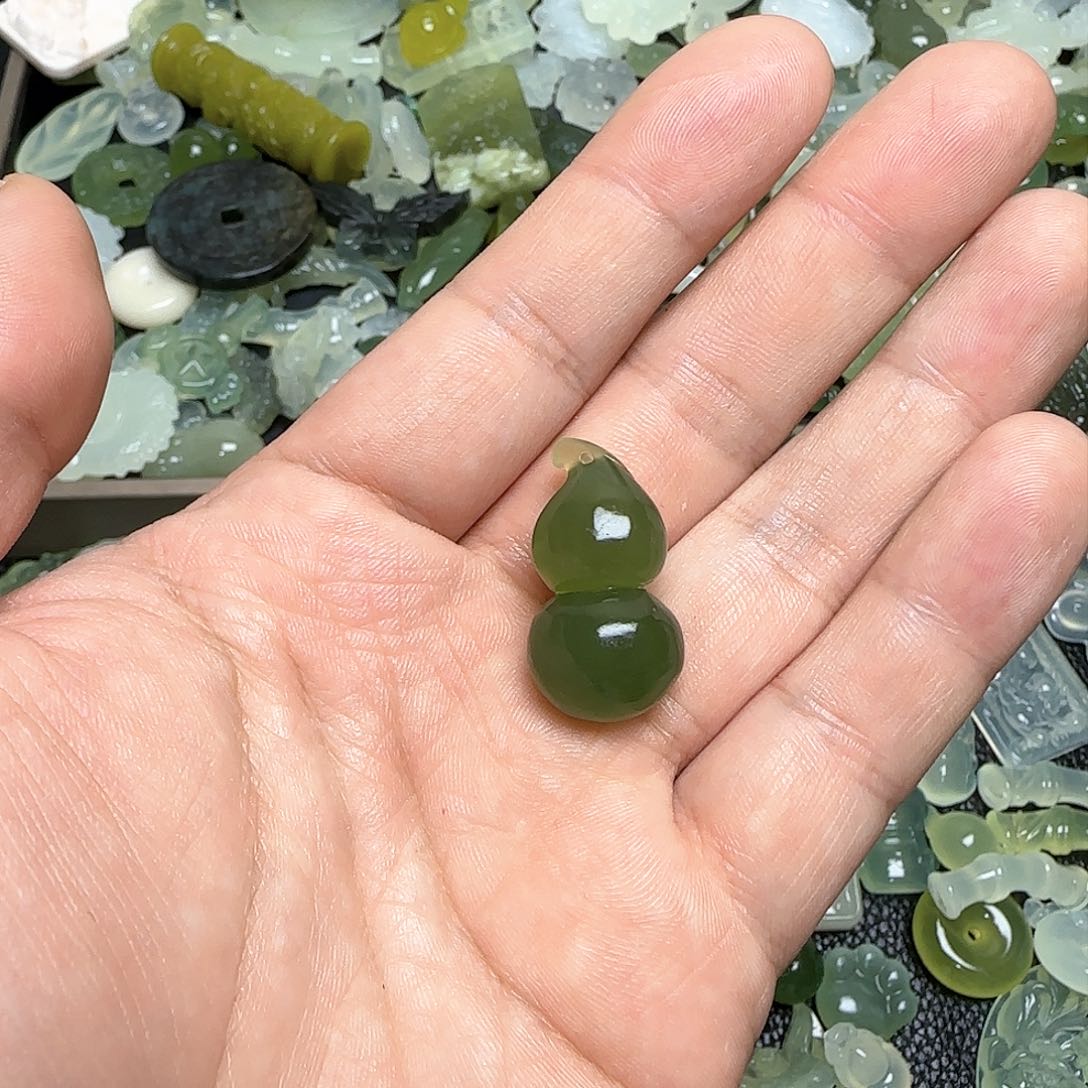 蛇纹石玉颈饰未镶嵌二****话