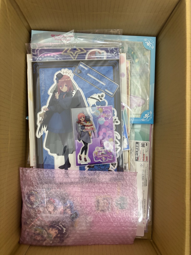 中古正品春物，五等分……立牌，吧唧，文件夹，拍此链接（默认微瑕）