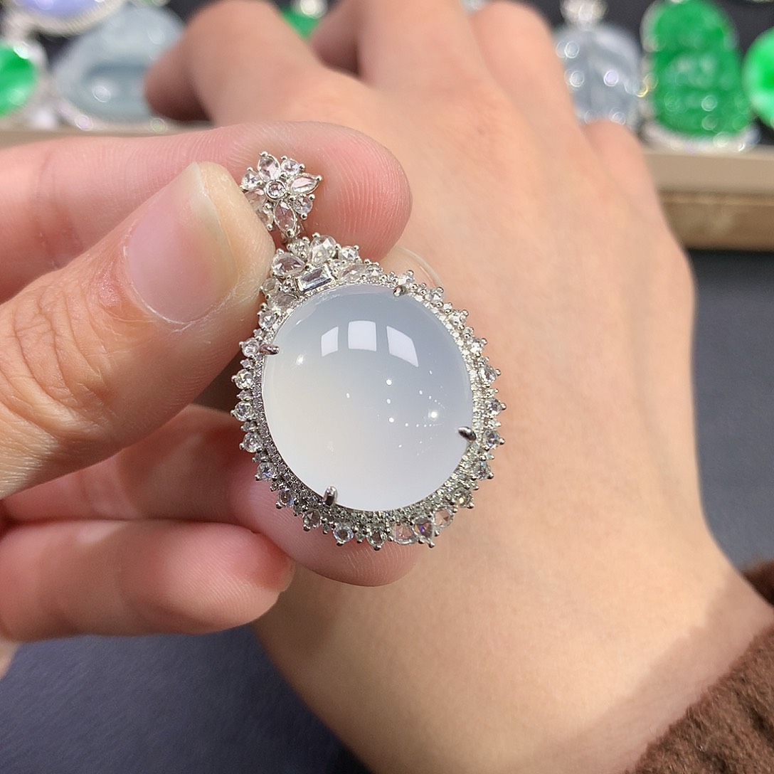 翡翠吊坠(赠链)18K金镶嵌