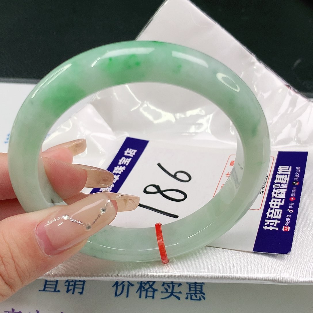 翡翠手镯未镶嵌翡翠