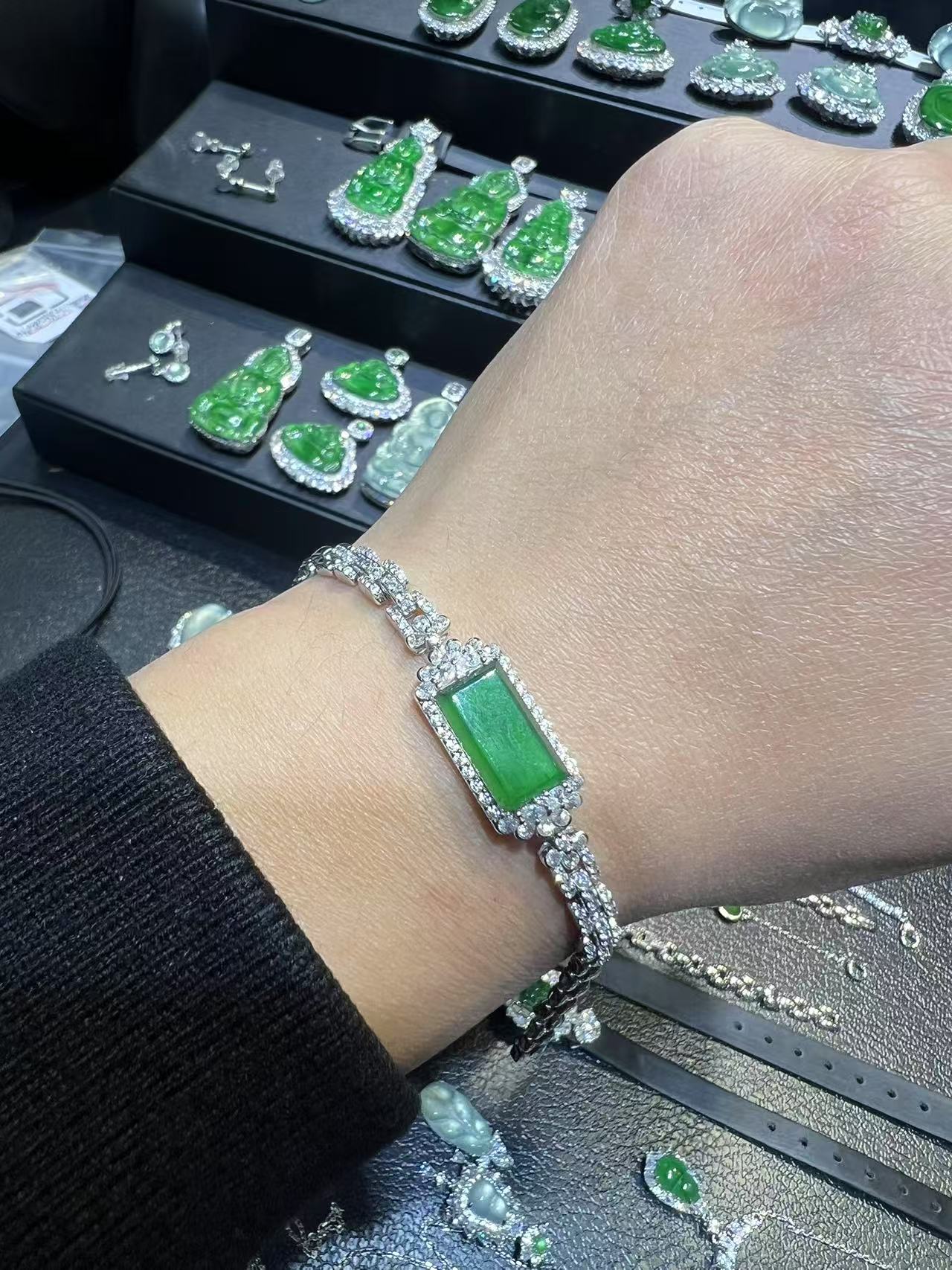 银镶满绿方牌翡翠