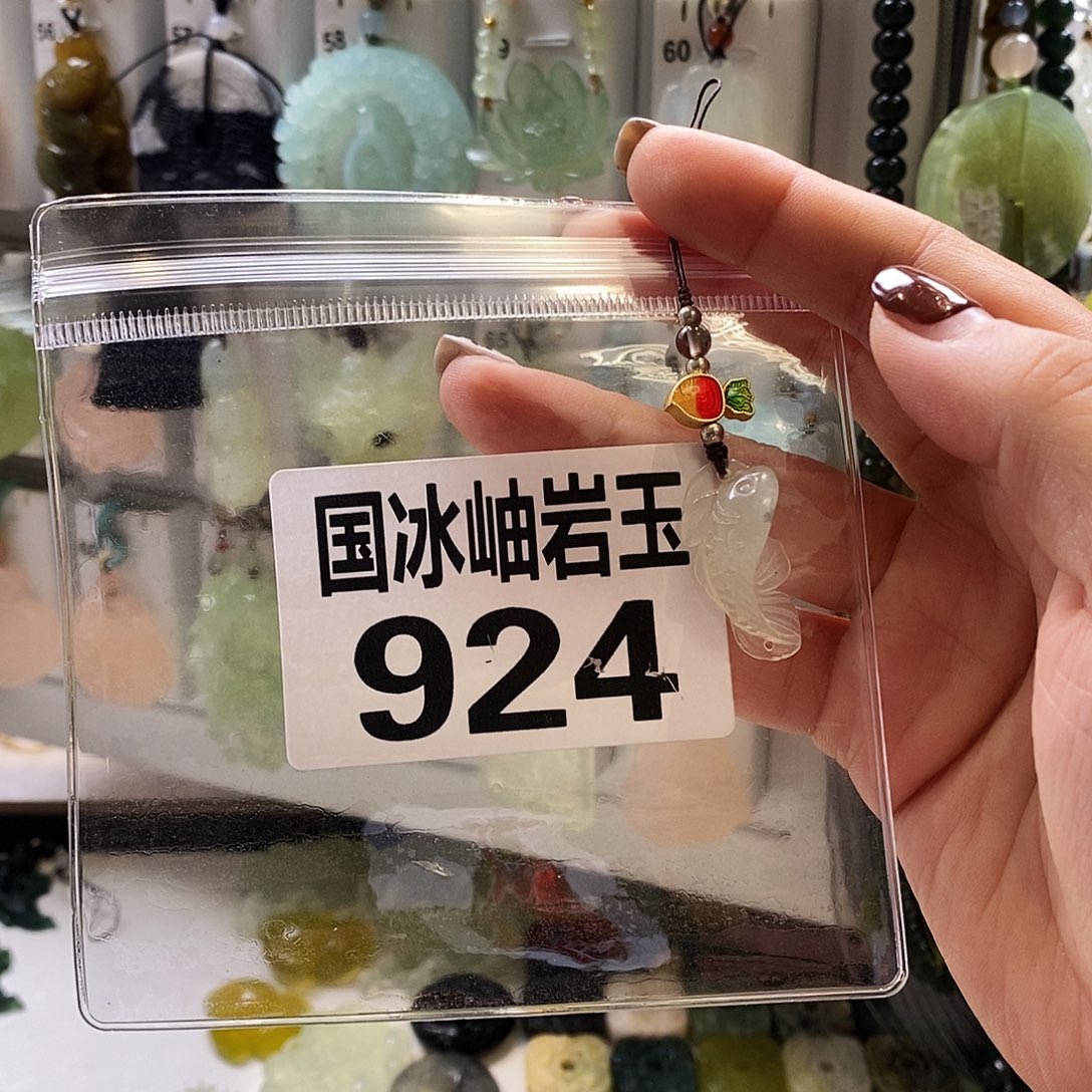 妍***满蛇纹石玉未镶嵌颈饰