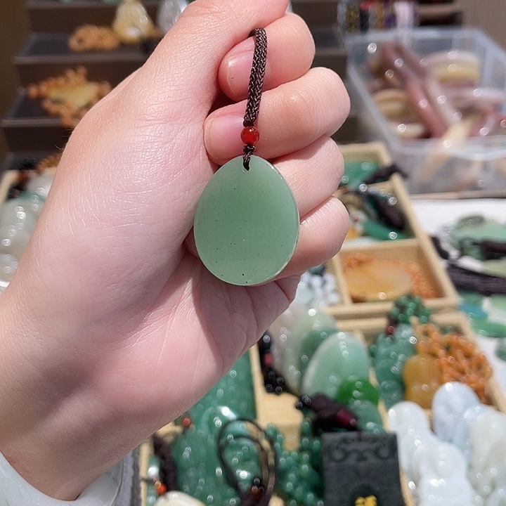 石英质玉未镶嵌颈饰微瑕