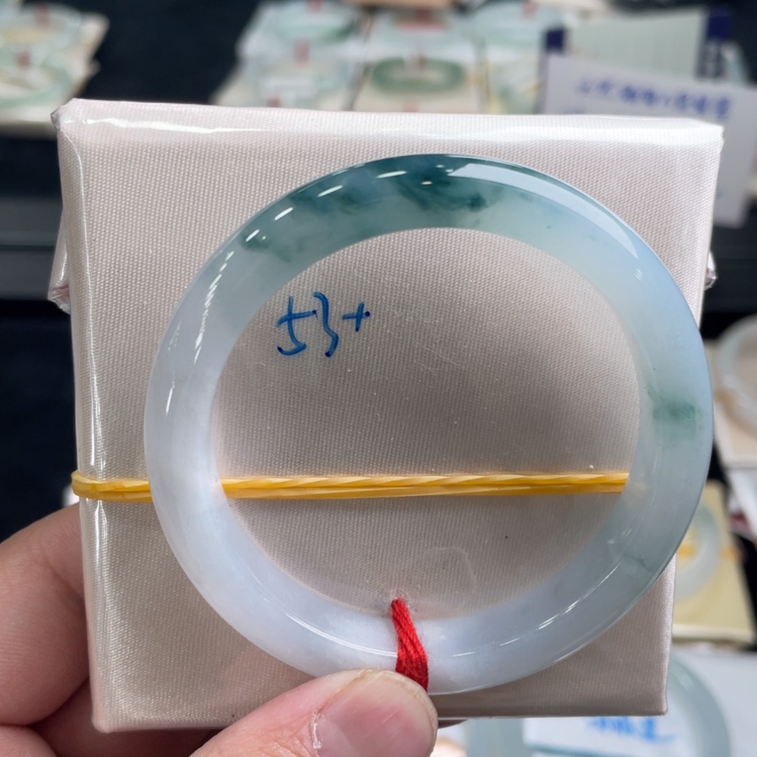 翡翠手镯未镶嵌翡翠手镯