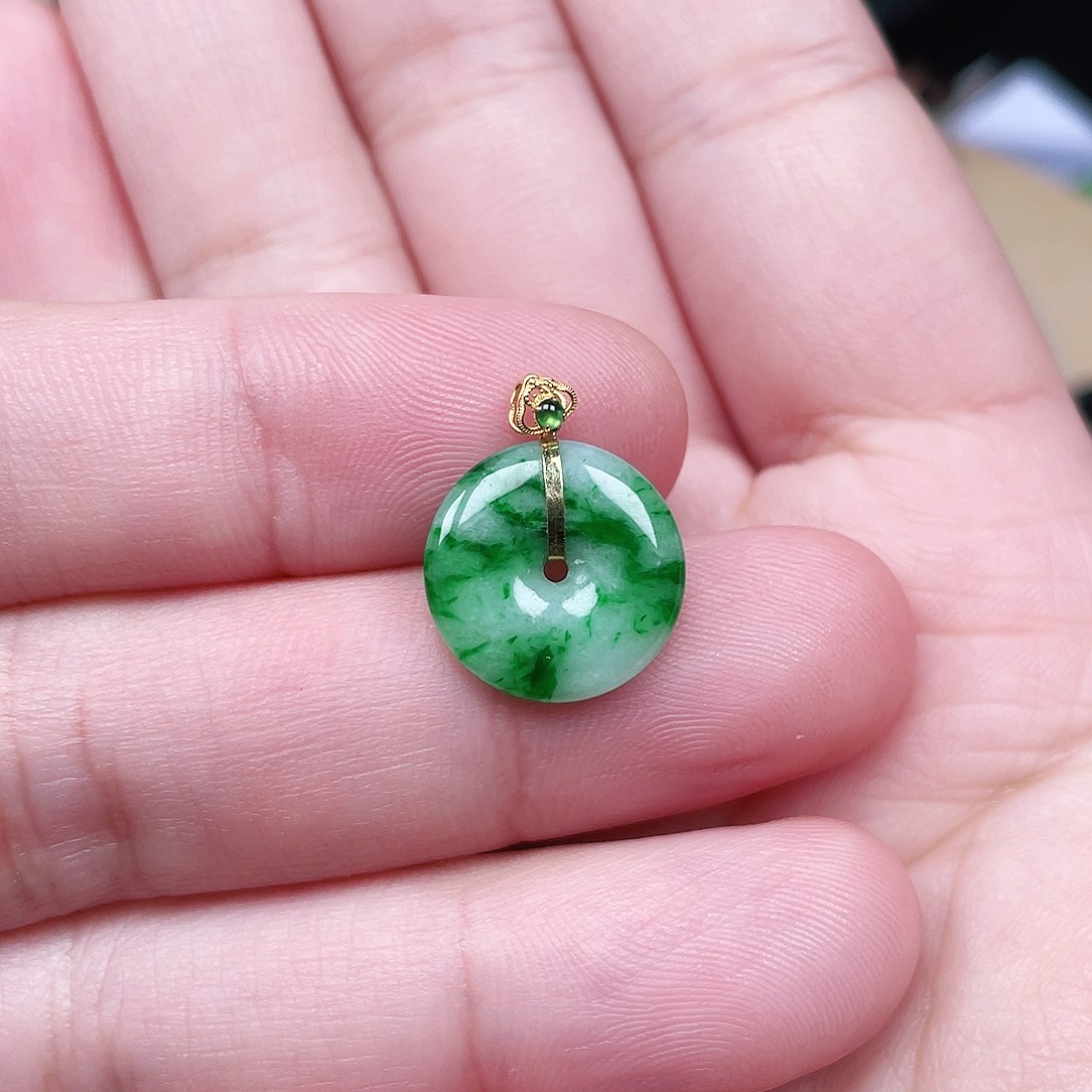 翡翠颈饰未镶嵌平安扣