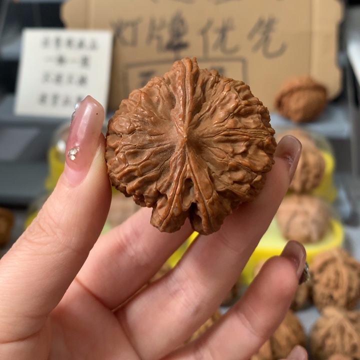 江***2文玩核桃吊坠异形单只，有瑕疵