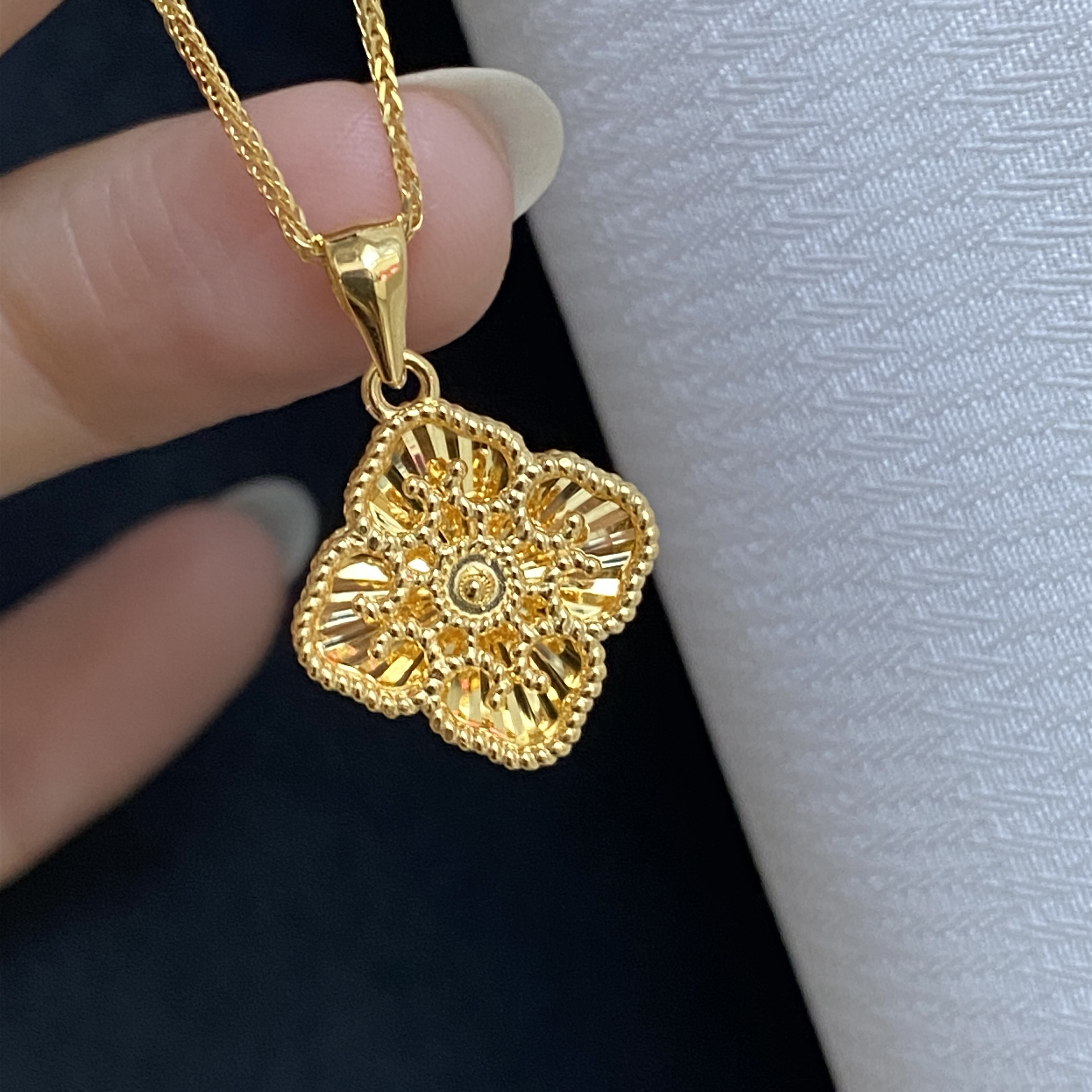 18K金爆闪镂空满天星花瓣爱心草吊坠单坠子多样性发货发其一