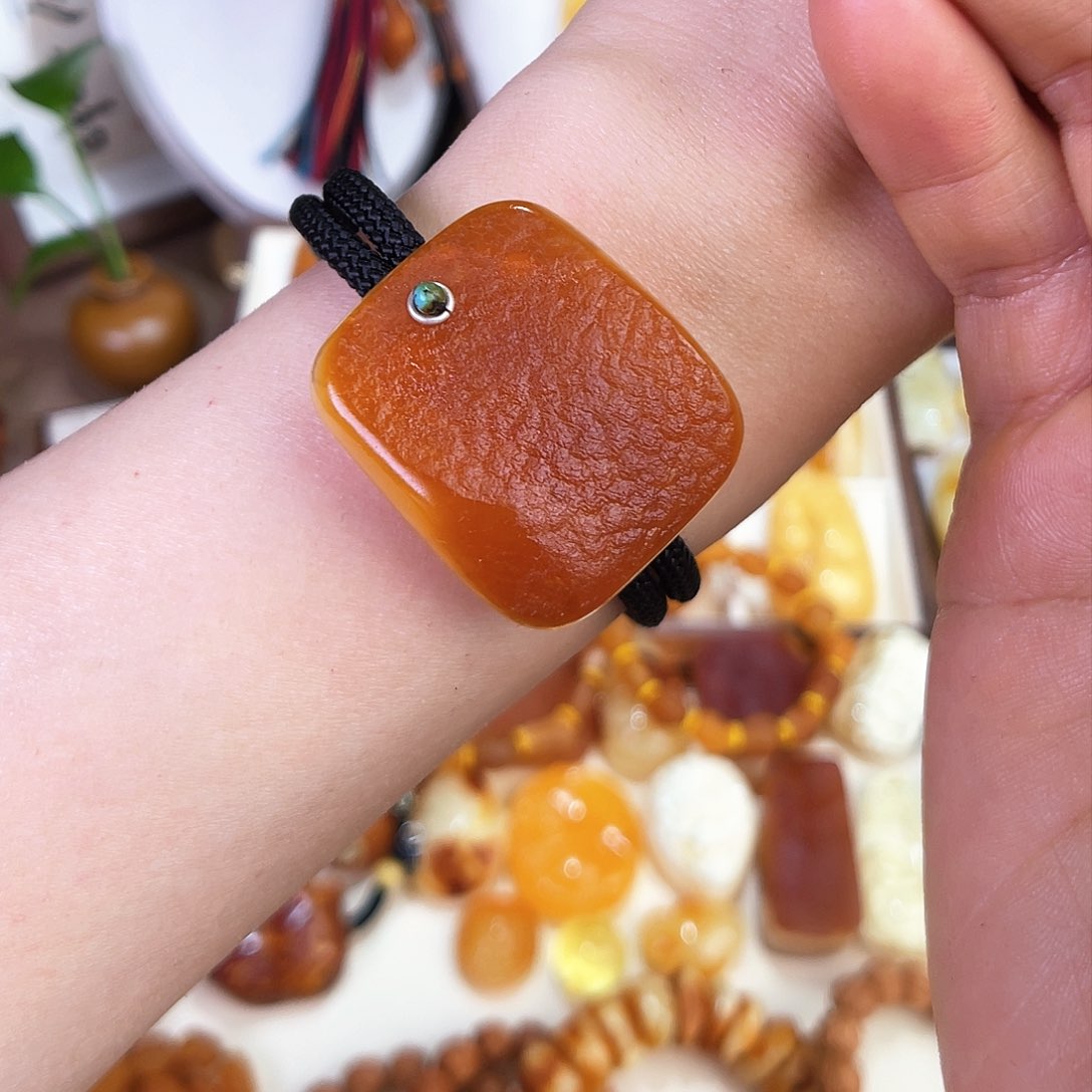 琥珀珠宝奇石未镶嵌。