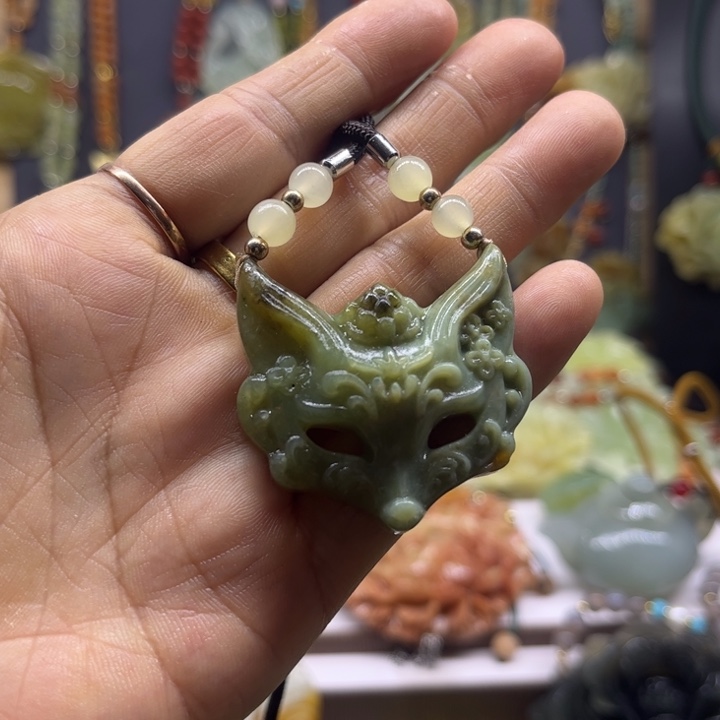 蛇纹石玉未镶嵌颈饰