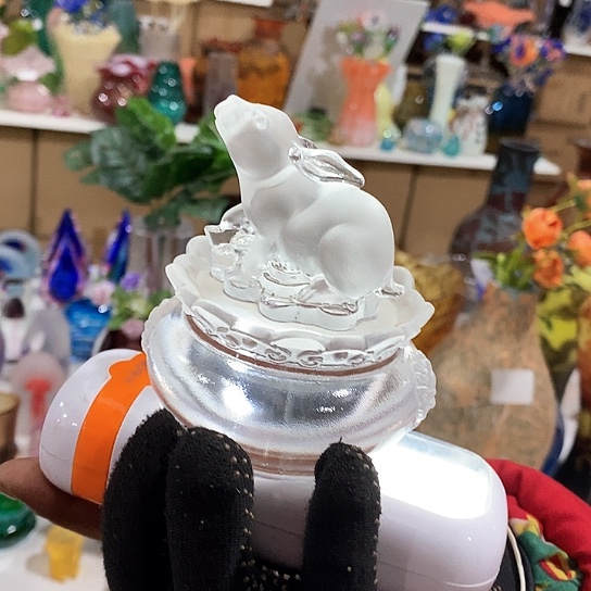 琉璃花瓶高10厘米宽8厘米
