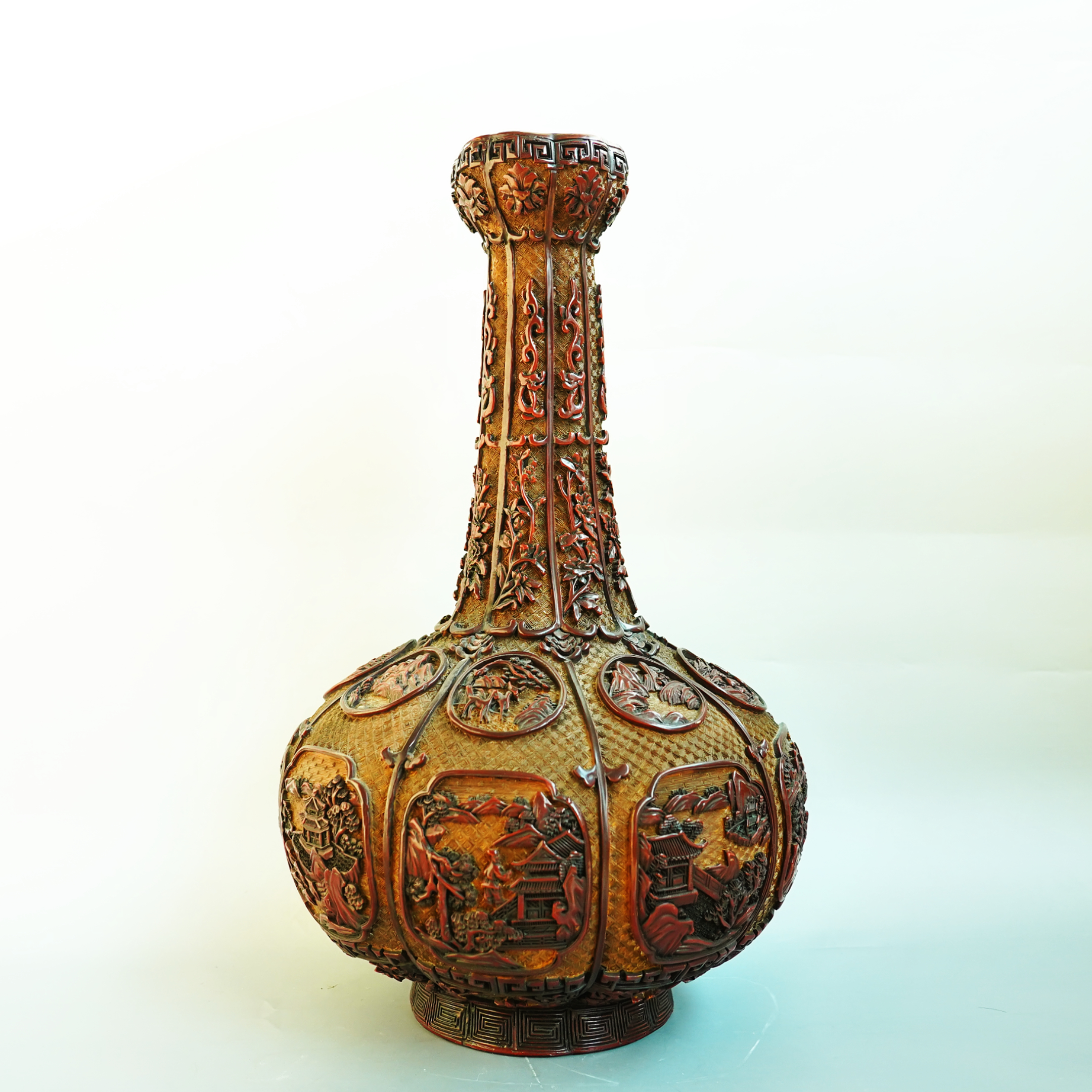 文华开物第19期拍品 3 清 剔红开窗人物故事蒜头瓶