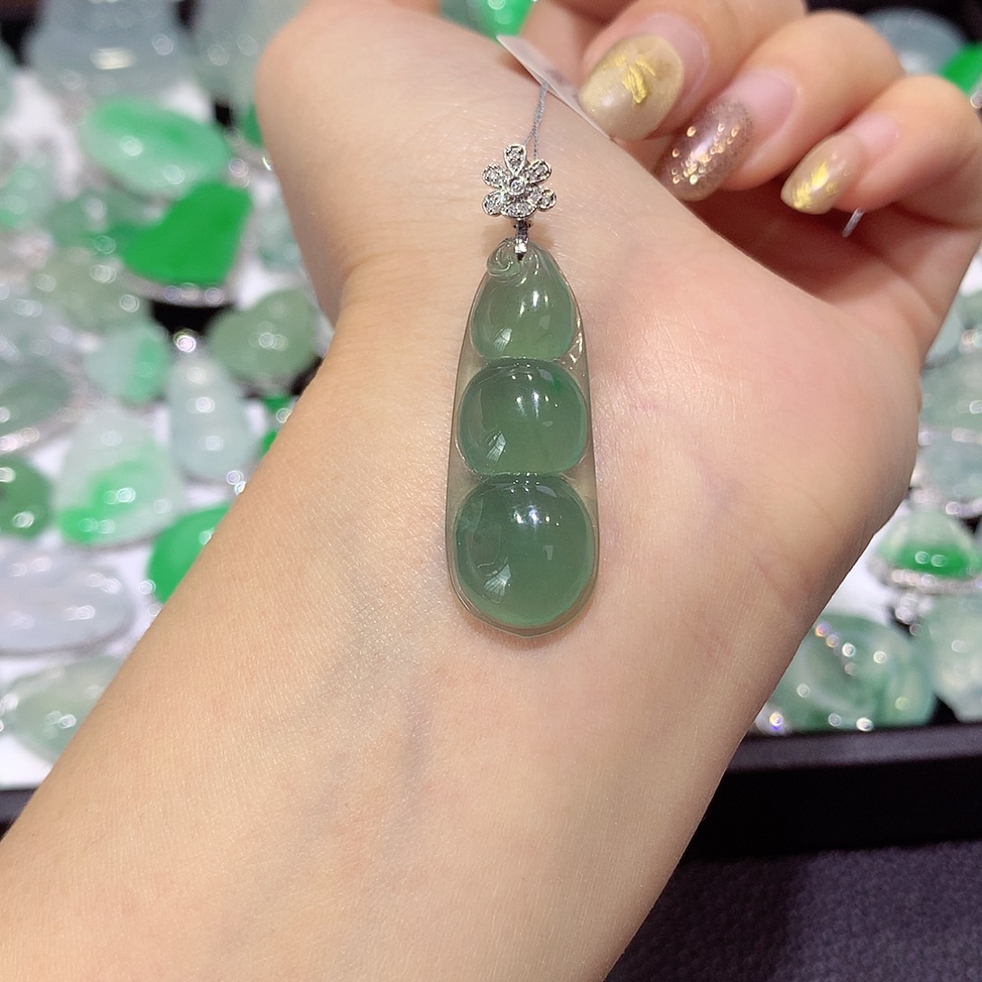 翡翠18K金镶嵌颈饰豆