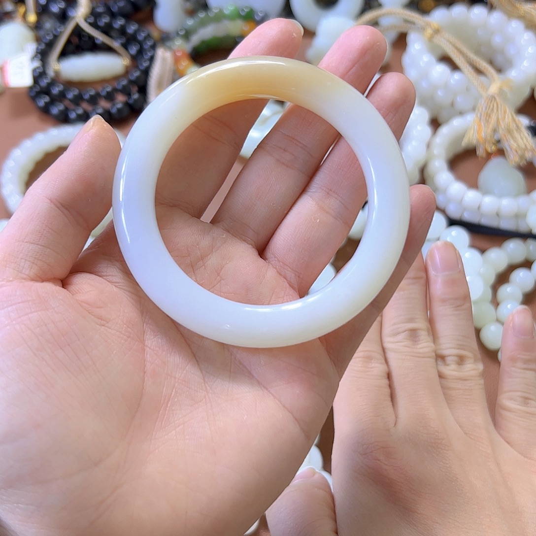 u***2和田玉未镶嵌手镯