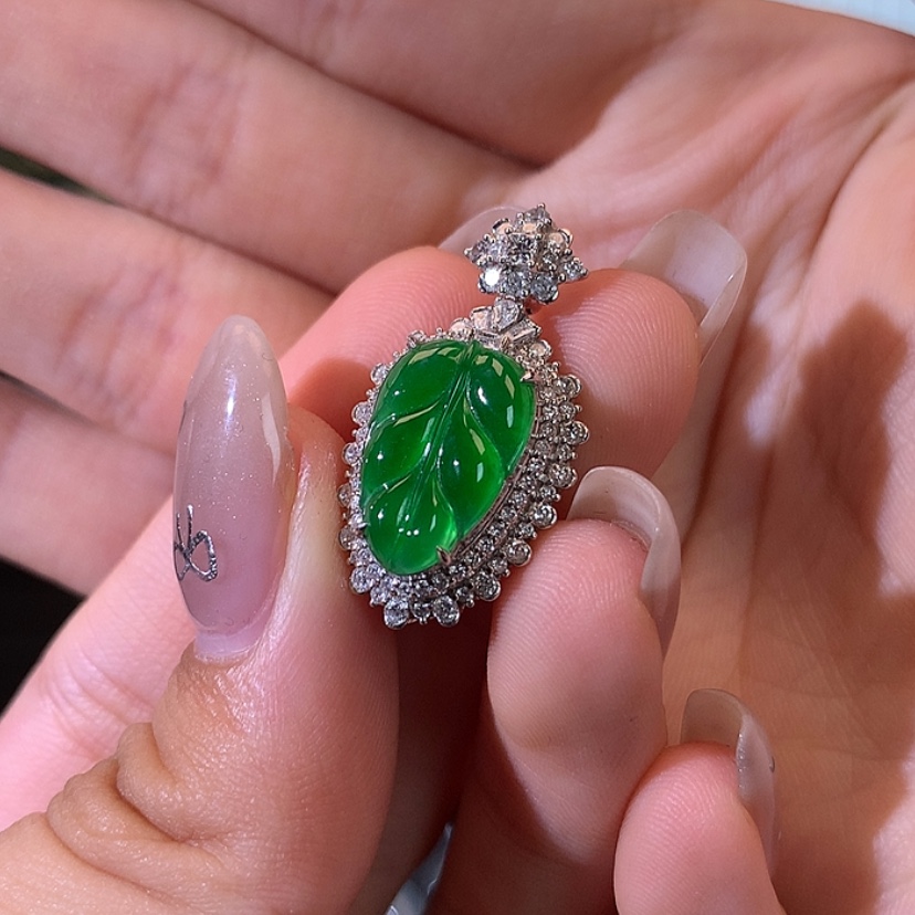 【闪购商品】颈饰18K金镶嵌翡翠阳绿叶子