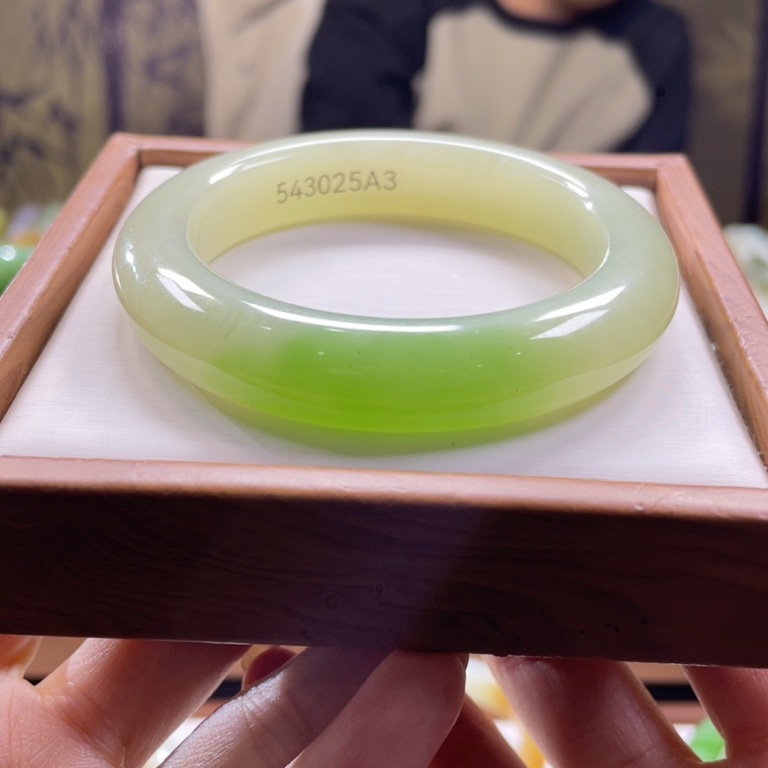 和田玉未镶嵌手镯54圈