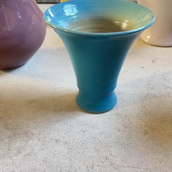 蓝***色白泥花瓶高19口14。摆件。