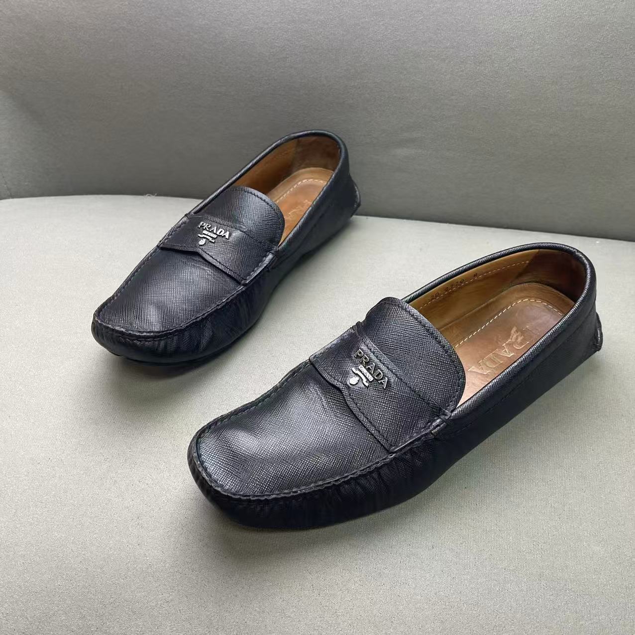 95新 Prada/普拉达 黑色时尚舒适三角徽标软底豆豆鞋 42码