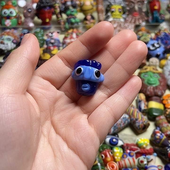 琉璃颈饰面具小人