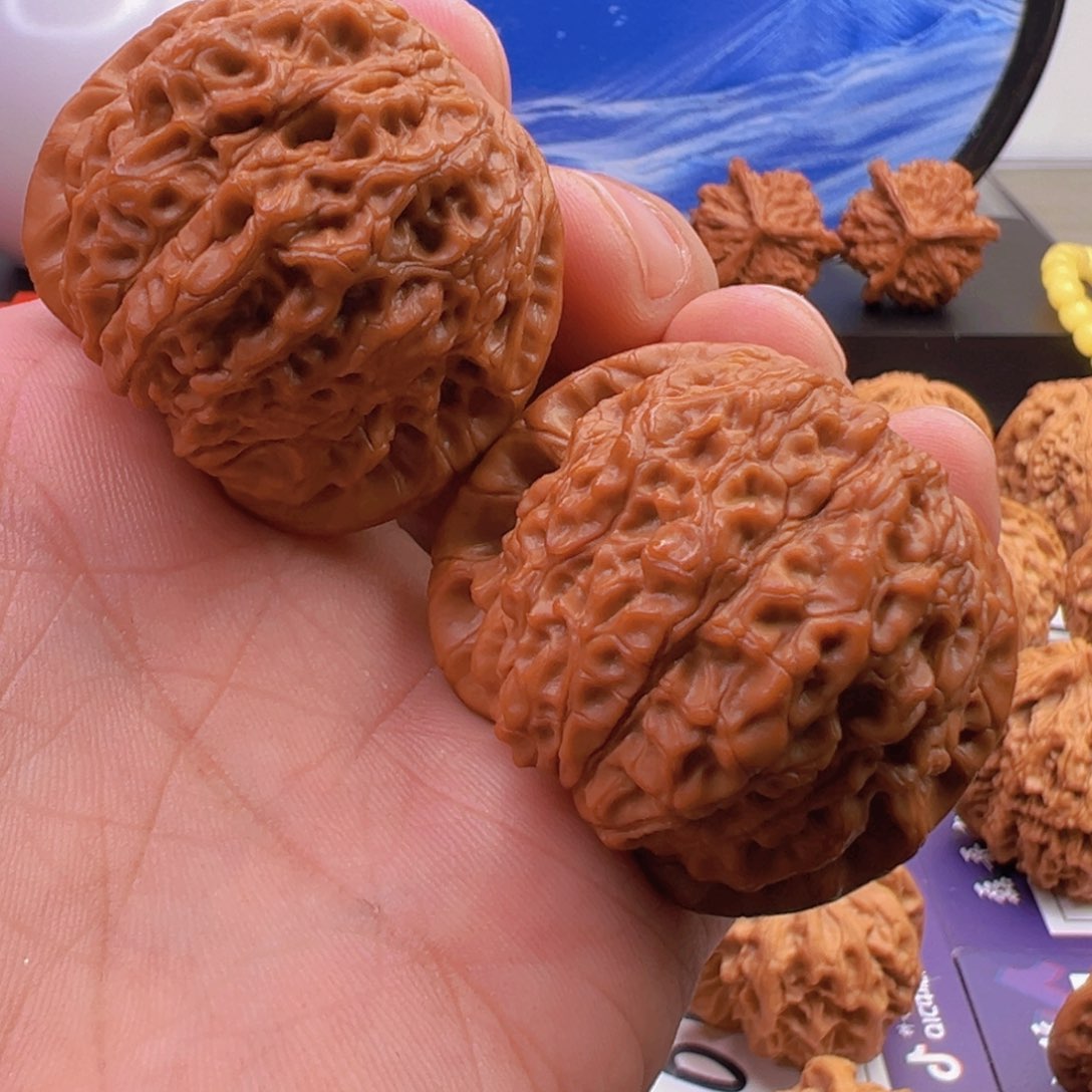 文玩核桃把件与***押血麒麟