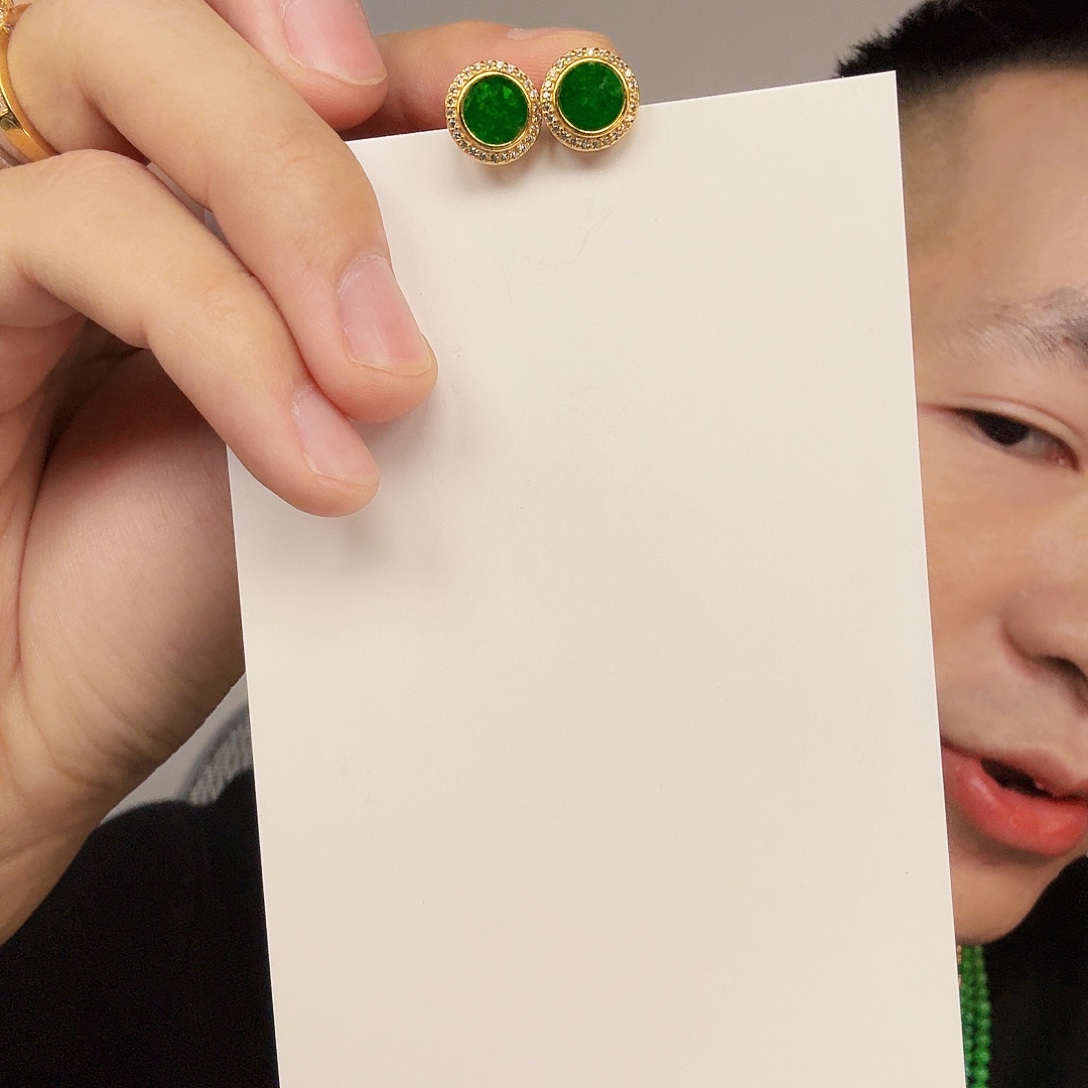 翡翠未镶嵌颈饰一对