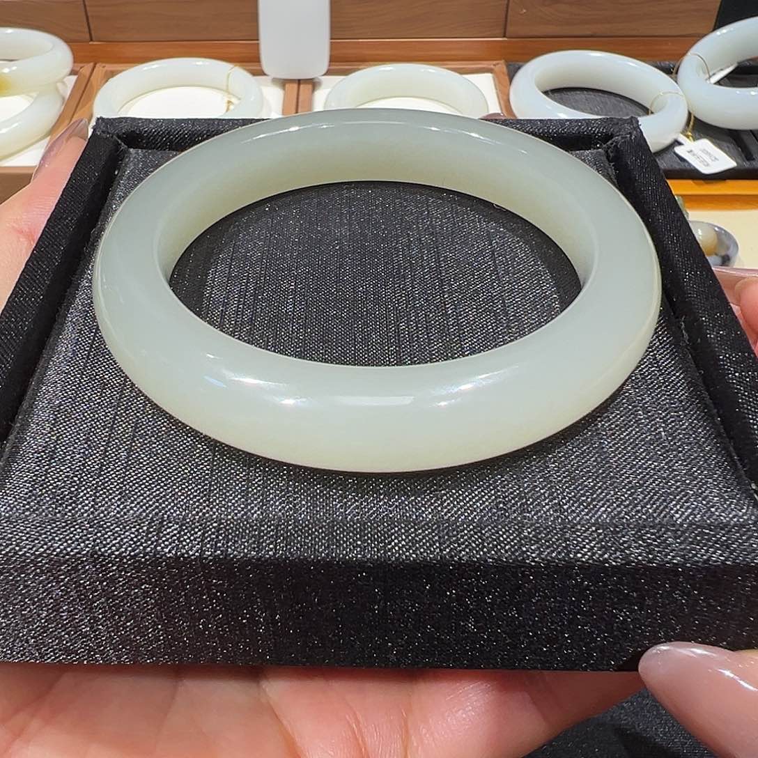 小***记和田玉未镶嵌手镯