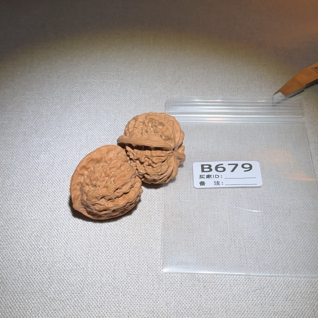 文玩核桃吊坠梨木台679