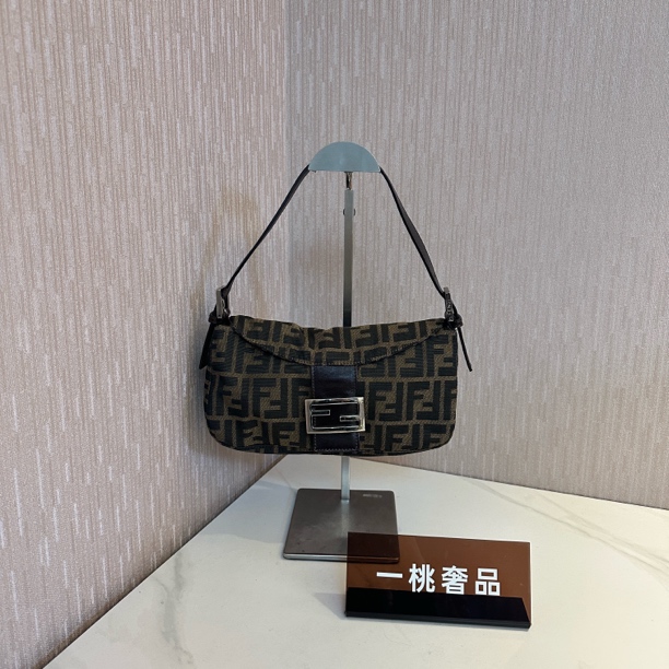 95新 FENDI/芬迪 一桃/芬迪 老花翻盖小号法棍单肩