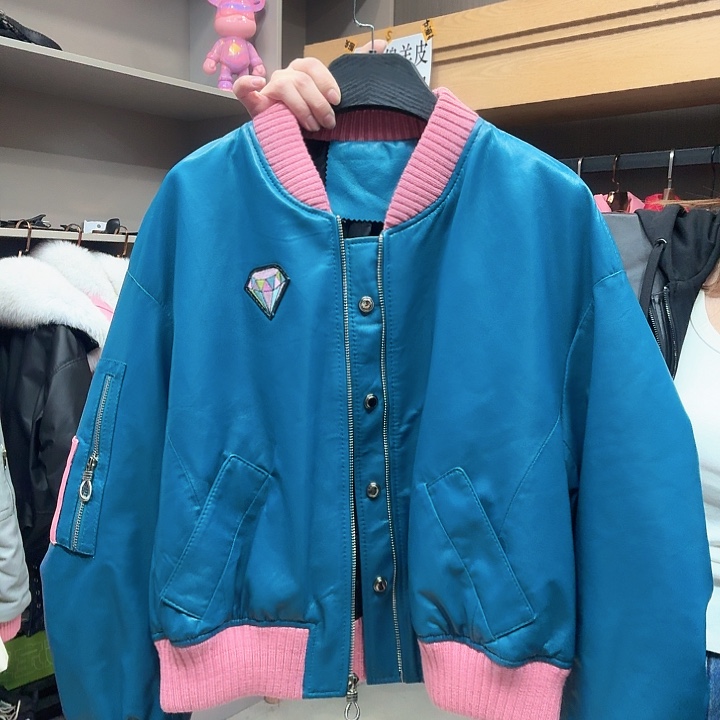 蓝色棒球服真皮女装