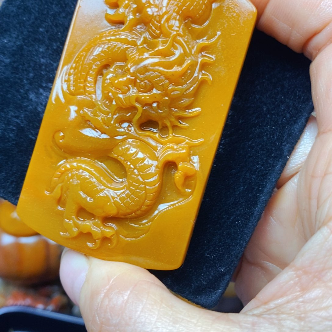 未镶嵌石英质玉（黄龙玉）颈饰