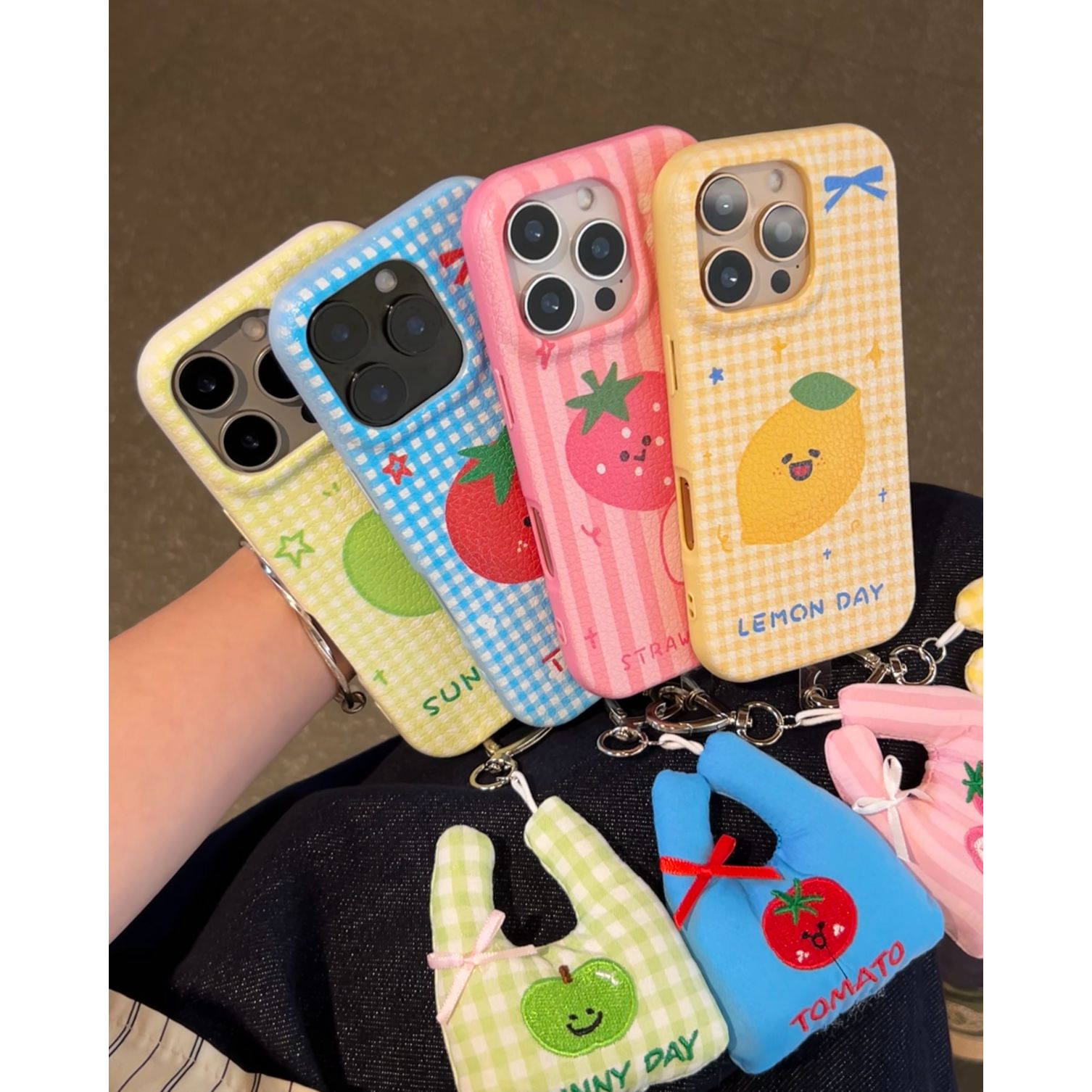 诚星泽格子水果表情挂件适用苹果17PROMAX手机壳华为小米oppo皮纹