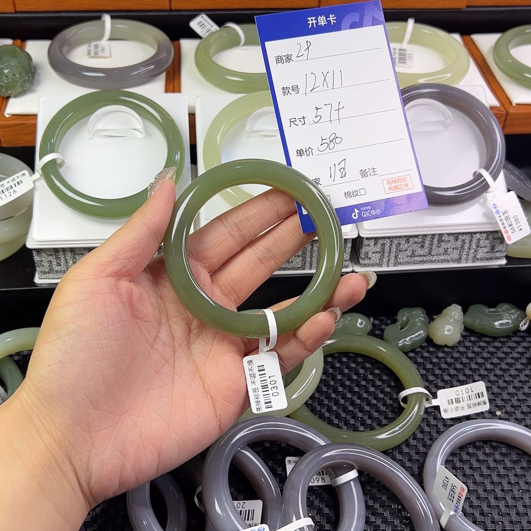 和田玉手镯未镶嵌归*