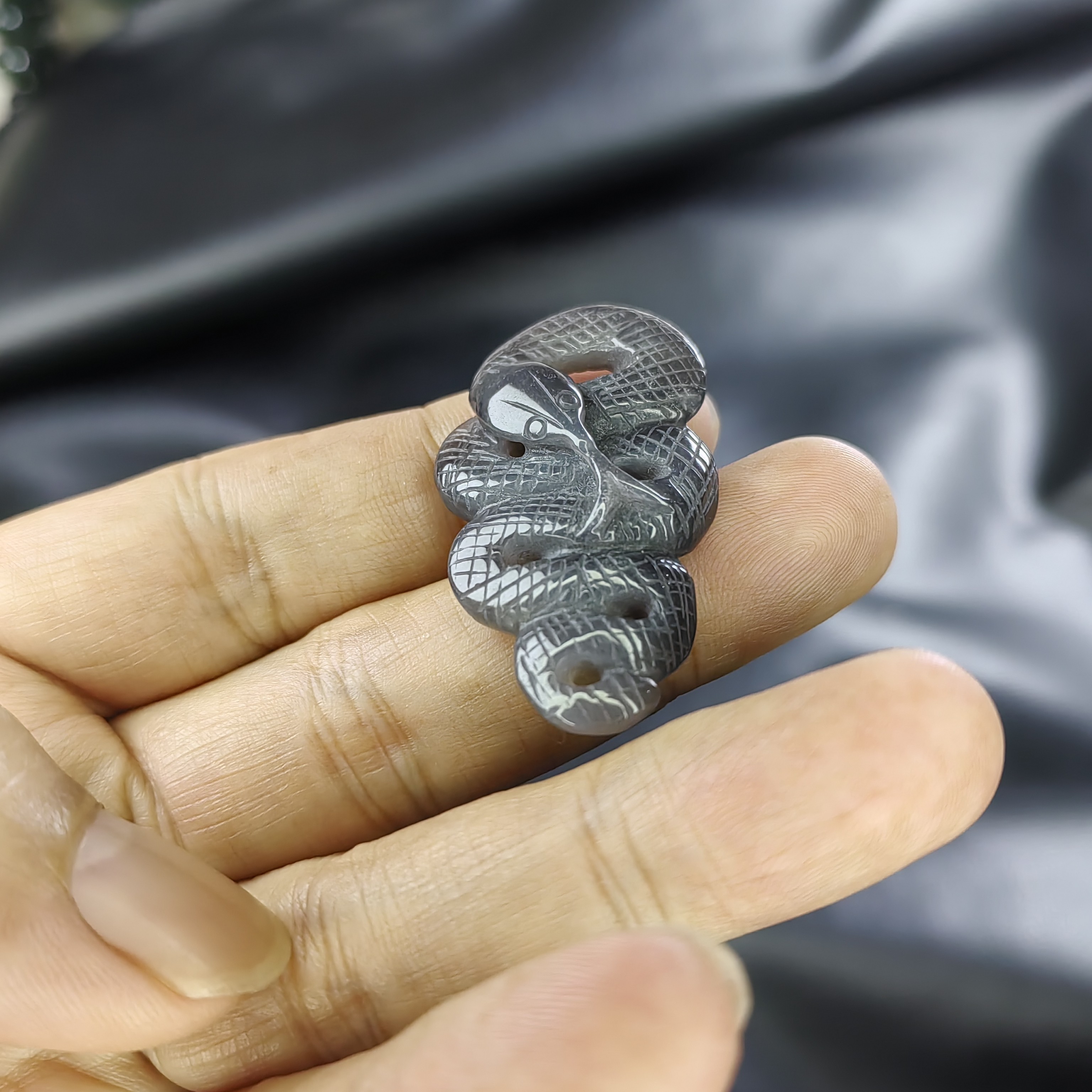 和田玉纯手工雕刻黑曼巴蛇蝎美人玉吊坠。