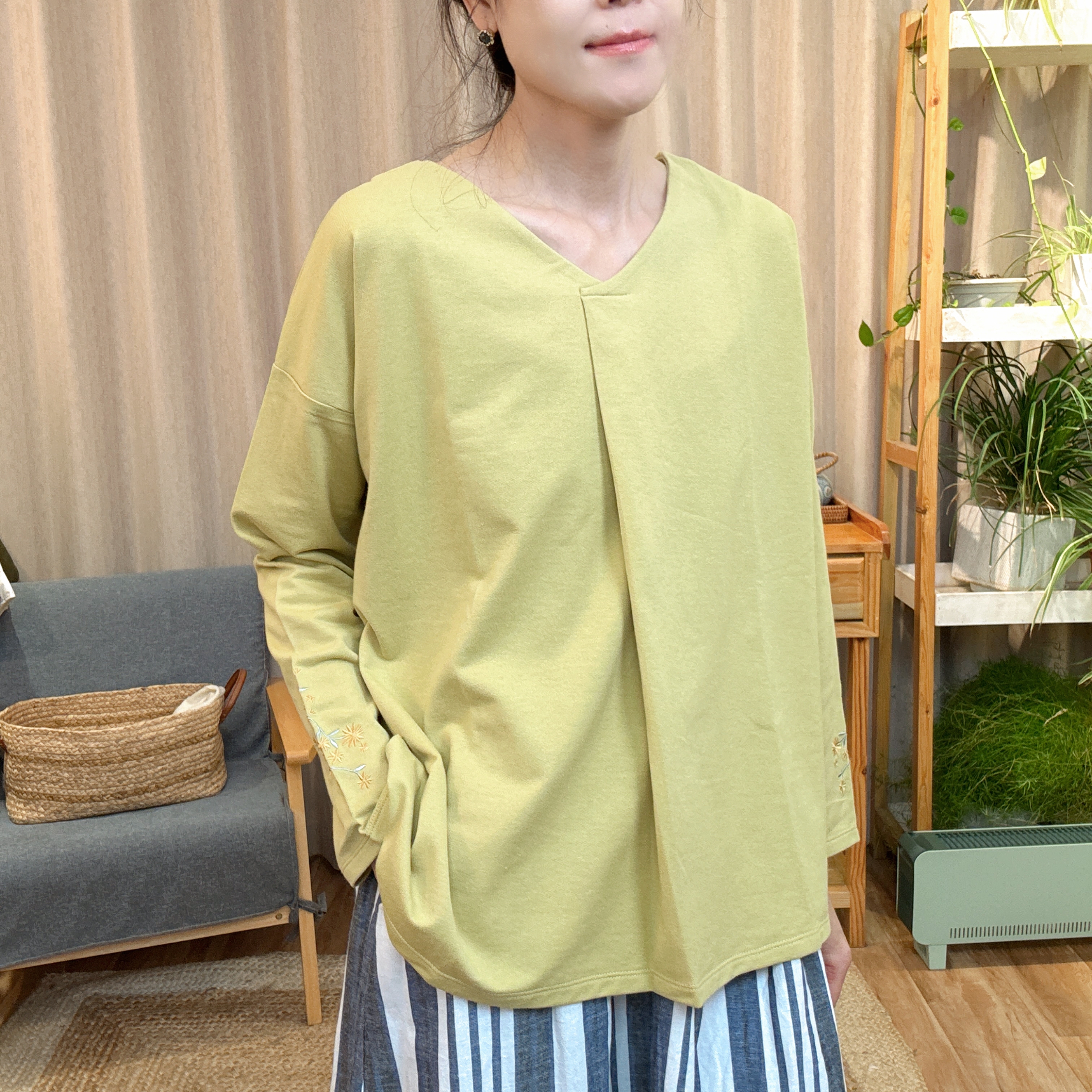 新中式轻奢绣花舒适宽松上衣春季新款低调优雅V领显瘦百搭T恤女士