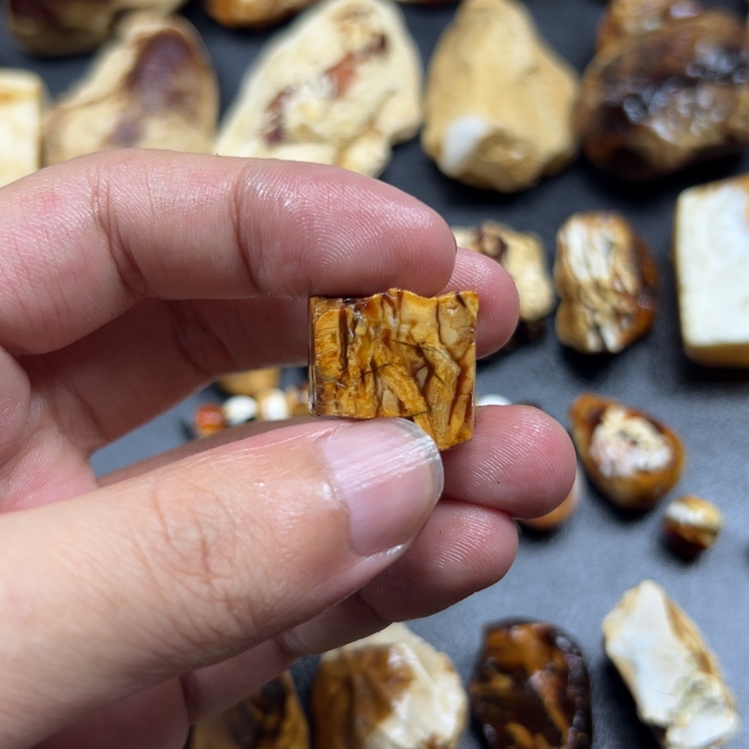 定制琥珀未镶嵌W***?琥珀蜜蜡原石定制