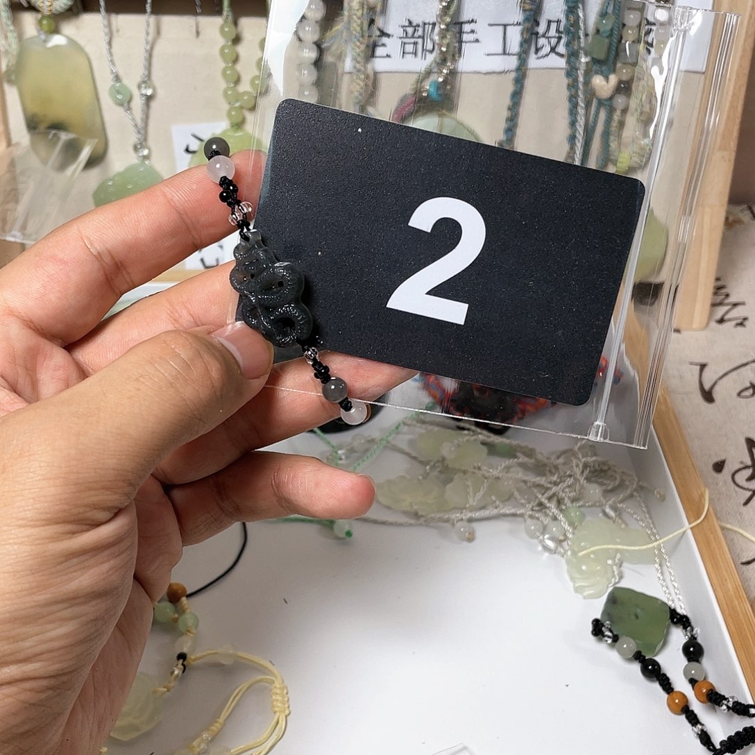 蛇纹石玉颈饰合金